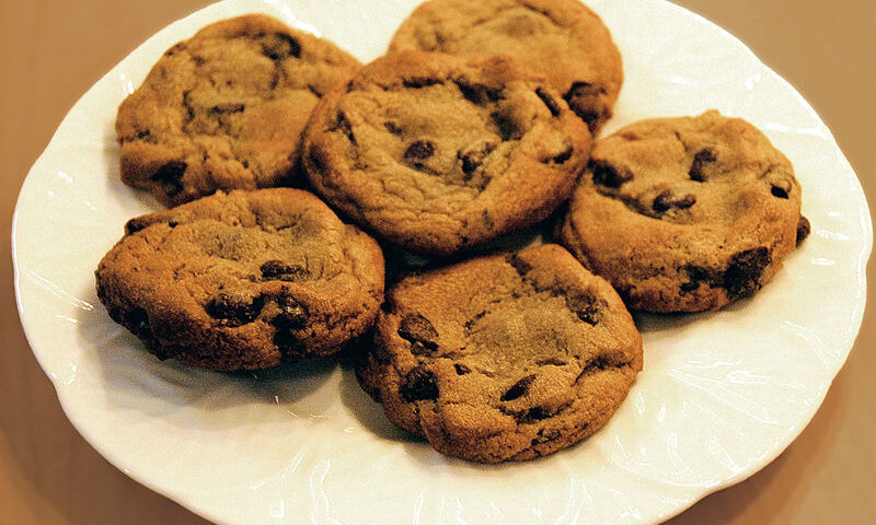 Chocolate_chip_cookies; photo by Dan Smith, Wikimedia Commons